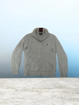 Ralph louren full zip - Säljer denna riktigt snygga Ralph louren full zip har använt ett par gånger inte många alls                            HÖR AV ER FÖR FRÅGOR/bilder.         Så hörs vi✌🏽🫡