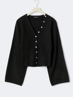 Tröja gina  - Fin trendig tröja från Gina! Använd några få gånger, nåågot nopprig men absolut inget som man tänker på. Storlek s, liten i storlek. Passar mig som har xs i tröjor!:)