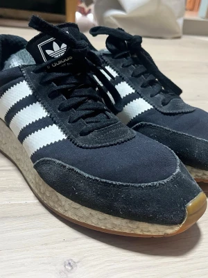 Svarta Adidas skor - Klassiska svarta Adidas sneakers, lite använda men inget problem med lm, tvättas innan leverans