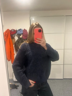 Mörkblå fluffig stickad tröja - Mysig mörkblå stickad tröja med oversized passform med slits på armarna och på ryggen! Lurvigt material i storlek XS❤️🥰