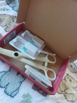 Piercingset med nålar och verktyg - Komplett piercingset med sterila 16G nålar, piercingtång i vit plast och engångsverktyg. Perfekt för dig som vill göra egna piercingar hemma. Nålarna är sterila och förpackade separat. Allt levereras i en smidig kartong.