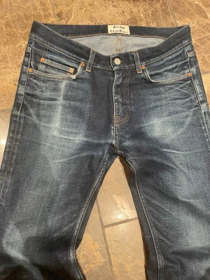 Acne studios slevedge - Säljer dessa jeans från acne studios i väldigt fint skick. Jeansen har snygga tvättningar och är selvedge. Fint skick. Bedömer modellen som slim och längden i 32 (ej 34 som står på lappen). Skriv vid frågor.