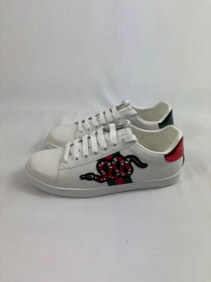 Skor - Säljer dessa snygga skor i storlek 43. Dem är helt nya och aldrig använda. Skriv om du har någon fundering 🙌🏼OBS: Inte org1nal