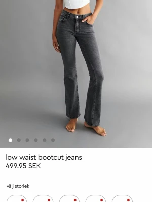 Grå svarta  bootcut jeans low waist - Snygga grå/ svarta  bootcut jeans med låg midja och klassisk femficksdesign. Jeansen har en lätt utsvängd passform nedtill och är perfekta för en trendig och avslappnad look. Tillverkade i denim med en tvättad finish. 