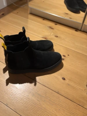 Canada snow  - Perfekta skor för våren som tål regn men också är luftiga. Storlek 45, köpt för 1400kr denna vintern. Sparsamt använda utan defekter.