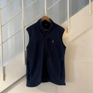 Haglöfs fleeceväst - En riktigt varm och skön fleece väst av haglöfs. Skick 6/10. Org pris 1400kr🌲