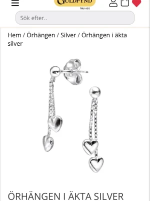 Hängande silverörhängen med hjärtan - Säljer ett par hjärtörhängen ifrån guldfynd. I äkta silver och inte använda så mycket. Dem har en liten plupp men de va så när jag köpte dem. I fint skick utöver det. Säljer då jag bytt till guldsmycken. Pris kan diskuteras! 💕