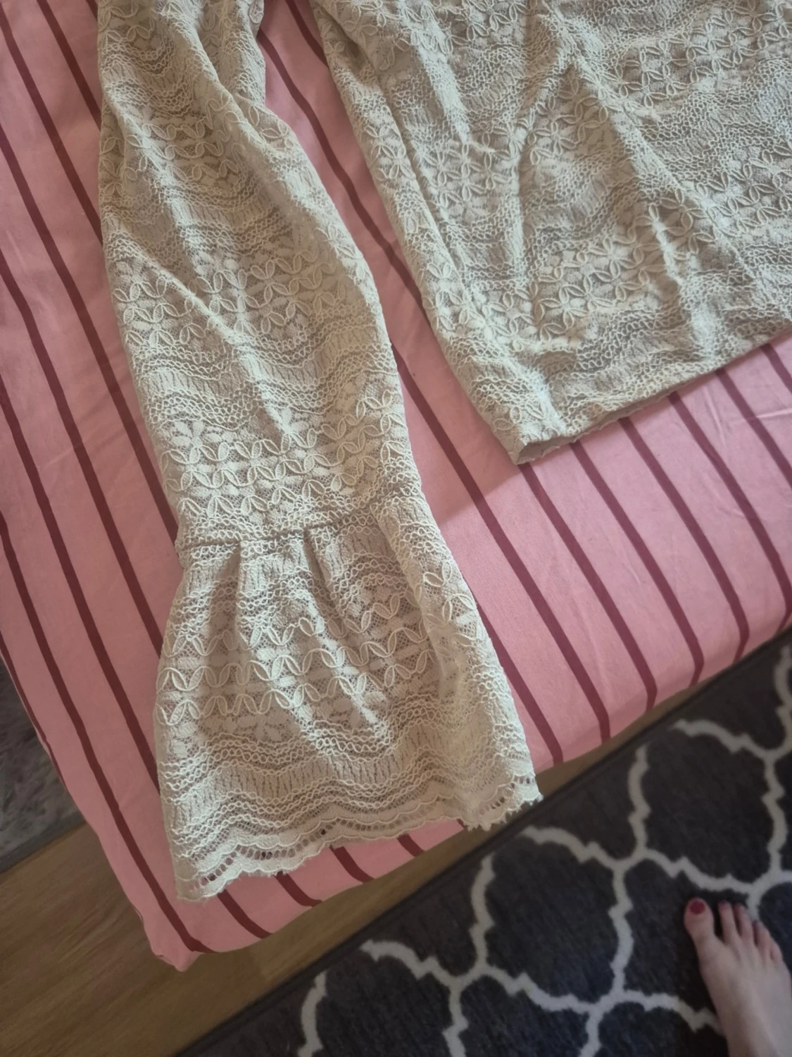 Beige spetsblus med volangärm - 1