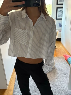 Croppad randig skjorta - Croppad skjorta i vitt med tunna blå ränder