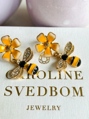 Vintage earrings - Vintage crystal earrings with flower and bee, unknown brand. In stainless steel with rhinestones. New!