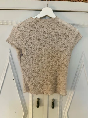 Beige spetsblus med korta ärmar - Super gullih spets topp med korta ärmar 