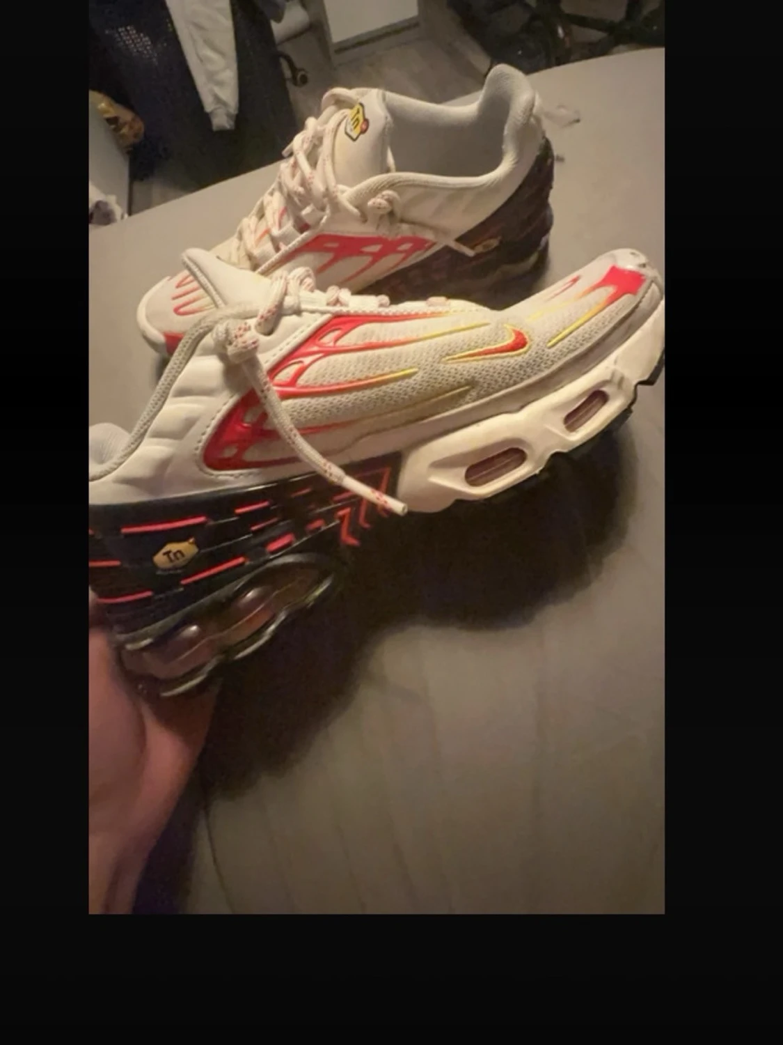 Nike Air Max Plus vita/röda sneakers - 2