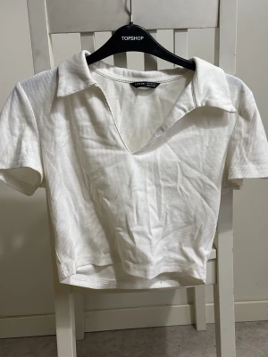 Skjort tröja  - Croppad tröja som har en skjort likande stil. 