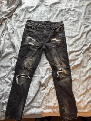 Svarta slitna jeans från Supply & Demand - Helt nya och oanvända jeans från JD-sport egna märke, ”Supply & Demand”. De är nästan helt oanvända och i precis lika bra skick som när jag först köpte dem. De har knappt blivit använda och är i mycket gott skick. Skriv gärna om ni har några frågor eller är intresserade