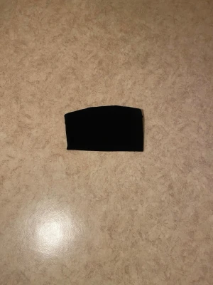 Svart stretchig tubtopp - Säljer ett svart, brett topp i stretchigt tyg. 