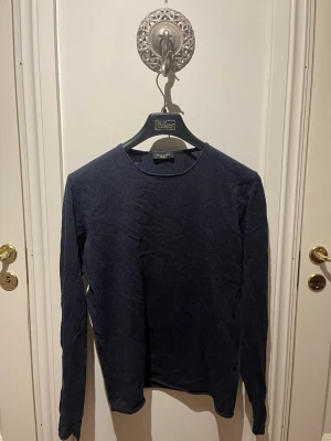  s e l e c t e d h o m m e  - En tilldragande sweatshirt från selected homme. Vid frågor så är det bara att skriva ✍🏼 Mvh SecondTreasures ✌🏼