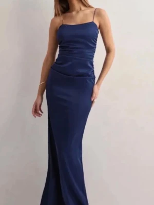 Nelly klänning  - Super fin klänning från Nelly, storlek 34 och nypris är 900kr