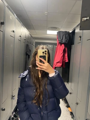 Mörkblå pufferjacka Ralph Lauren - Köpt för 3.3 och använd fåtal gånger, den är XL barnstorlek och passar som en XS vuxenstorlek