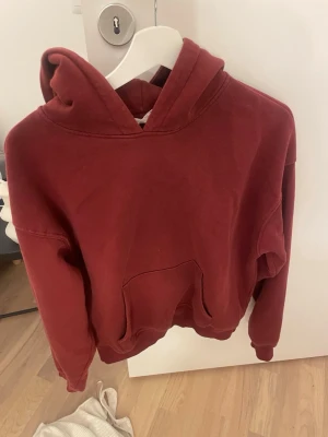 Vinröd hoodie - Fin och skön tröja