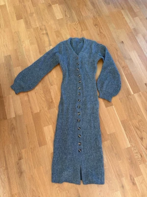 Grå ribbstickad långklänning Adoore - Säljer denna jättefina adoore liknande klänningen från bubbleroom. Jätteskönt material och inga defekter💘storlek xs men skulle säga att den är lite stor så typ S