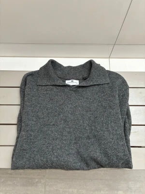 Grå stickad tröja med krage - Säljer en stilren grå stickad tröja från märket Approach. Tröjan är i nyskick. Storlek:S                    Hör av dig vid minsta fundering!