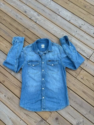 Lee jeans skjorta  - Skick: 8/10 | Storlek: S och passar för dig som är runt 170-175 | Pris: 249 | Finns en defekt som ni kan se på bild 3 | Hör av er vid frågor eller minsta fundering 🙌😉  Bra att veta:  - Jag gör ej returer ❌
