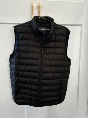 Dressman Väst herr - Säljer en Dressman väst  som är använd använd 1 gång 