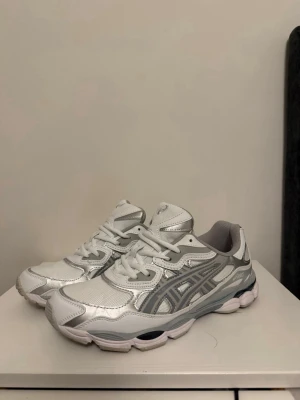 Asics gel nyc - Ett par Asics gel nyc i storlek 44 men som passar 43