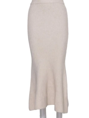 Stickad kjol H&M 50kr  - Säljer en beige stickad kjol från H&M. Köptes på Sellpy men var för liten. Säljer den för 50kr 