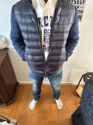 Cardigan - Säljer nu min marinblå Cardigan från Schneiders Salzburg. Jackan är knappt använd och är i otroligt bra skick. Jag på bilden är 177 och väger 77 kg vid fler funderingar kan du skriva till mig