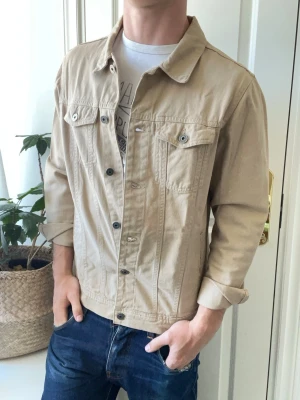 Pull and bear overshirt  - Pull and bear overshirt - Inga defekter! Modellen i bilderna är 180 cm 75 kg och bär Storlek M , Kom med frågor! 🌟 (Kan gå ned i pris vid köp av paket 😉). 