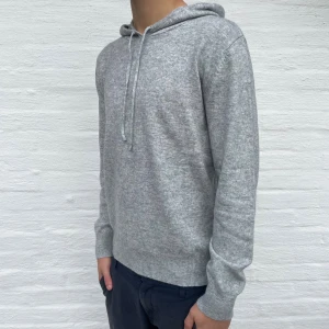 Kashmir/Merinoull Hoodie - En riktigt snygg kashmir/merinoull hoodie i storlek S!🌟 modellen är 179 lång. Endast testad, aldrig använd! Hör av dig vid intresse eller minsta fundering🙏