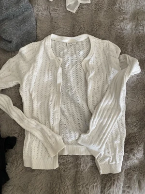 Vit stickad kofta från Kappahl - Vit kofta från Kappahl med jättesöta detaljer, 