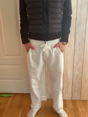 Moncler cardigan (svart) - Säljer nu en moncler cardigan, den är svart i nytt skick. Hör gärna av er vid frågor! 