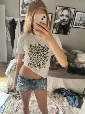  Vit t-shirt -  Jättefin vit t-shirt med leopardmönster ❤️