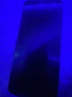 Orange Motorola smartphone med dubbla kameror - Säljer en orange Motorola mobiltelefon med två stora kameralinser på baksidan. Telefonen har en modern, avlång form och slät baksida. Materialet ser ut att vara plast eller matt glas. Perfekt för dig som gillar färg och vill sticka ut med din mobil.