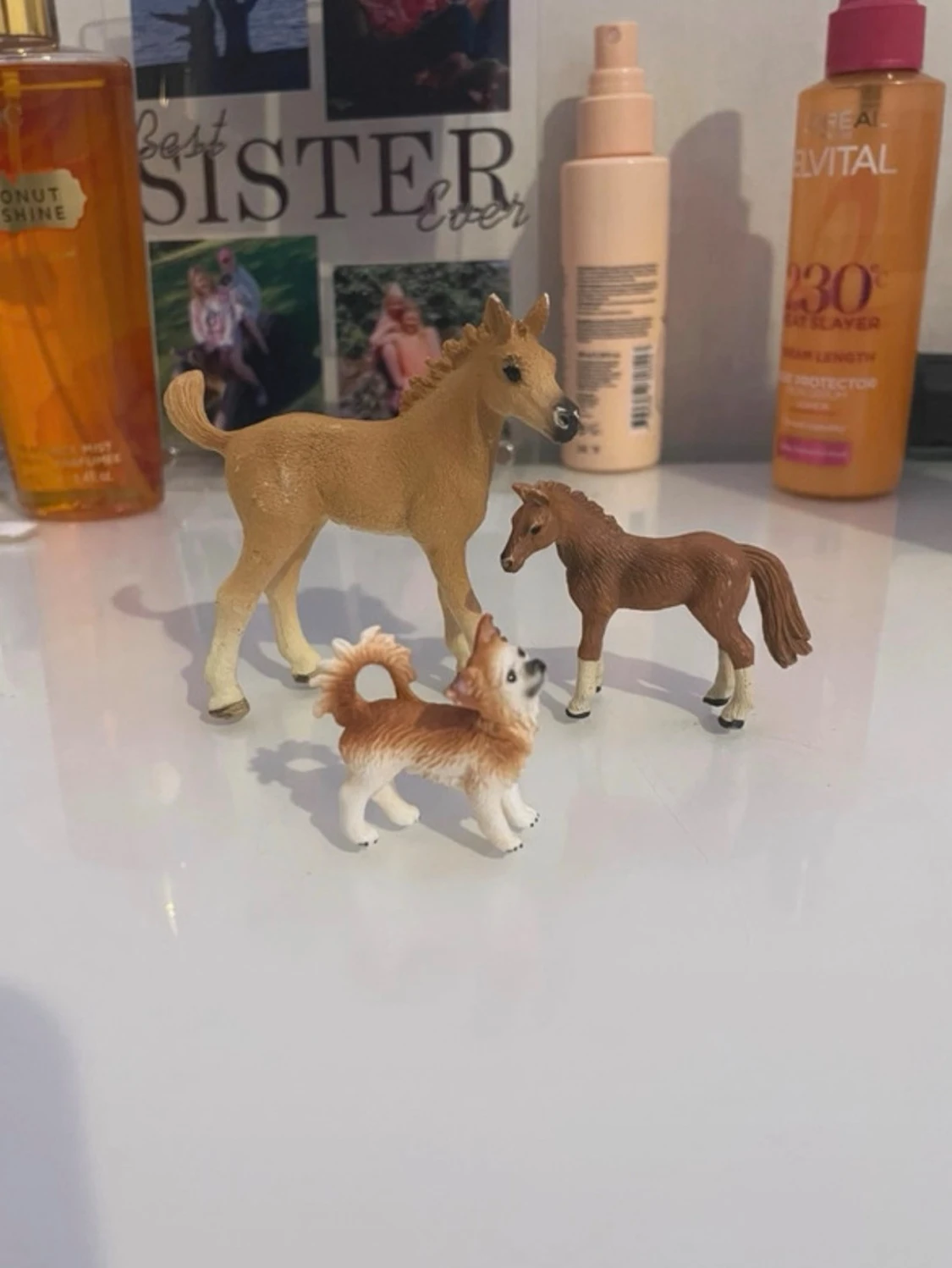 Små djurfigurer häst och hund