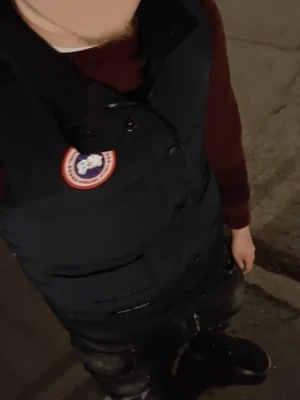 Svart dunväst från Canada Goose - Marinblå cg väst, inga defekter, har tags och påse kvar. Knappt använd, ärligt talat bah använd 4-5ggr. Tagsen är inte klippta utan bara borttagna.