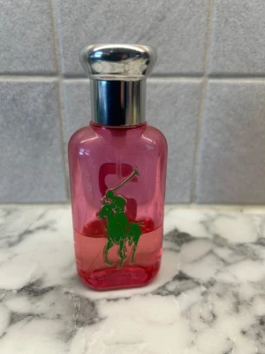 Ralph Lauren parfym rosa flaska - Original mängd 50 ml se mängd som är kvar