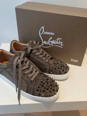 Christian Louboutin  - Bruna Christian Louboutin med alla og grejer men tyvärr inget kvitto. storlek:44 passar 43 Skick:9/10. Två spikar har tappats men finns extra spikar som kan sättas på. Priset är ej hugget i Sten.