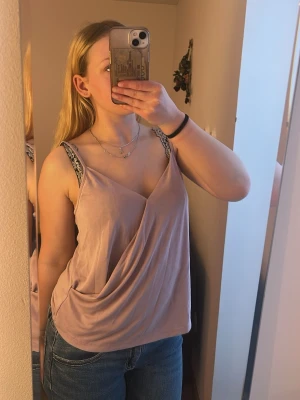 Ljuslila omlott linnetopp - Säljer en ljusrosa omlott linnetopp.