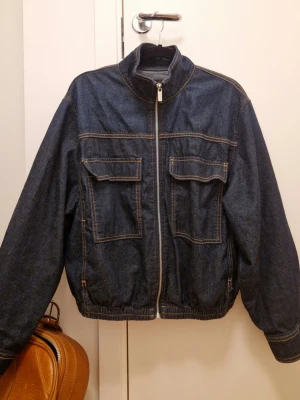 Tunn boxig jeansjacka - Använd två gånger så i mycket bra skick. Har tunt mjukt material, perfekt till sommaren. Croppad boxig modell. Har fickor vid brösten och sidorna. 