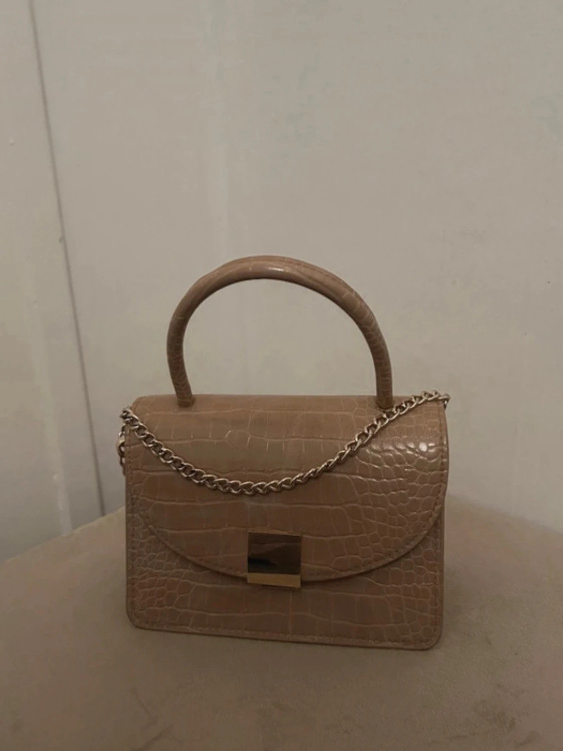 Beige handväska med krokoprägling