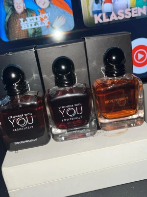 3 Armani Parfymer - Säljer tre olika parfymer från Emporio Armani Stronger With You-serien: Absolutely, Powerfully och Intensely. Flaskorna är stilrena i glas med svarta korkar och mörka nyanser av brunt och bärnsten. Perfekt för dig som gillar exklusiva och moderna dofter.