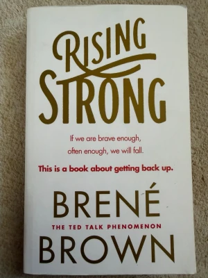 Rising Strong av Brené Brown - Rising Strong är en bok på engelska av Brené Brown.