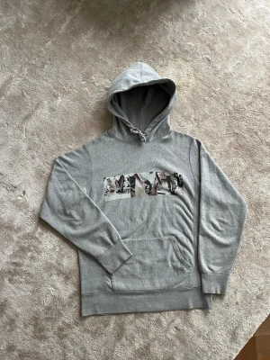 Supreme x larry clark archive hoodie - Supreme X larry Clark collab från spring/summer 2015, vilket gör den till en äkta archive hoodie. Retail pris nu ligger på ca 5500kr Tröjan är i väldigt fint skick. Frågor svaras på via DM