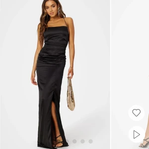 Bal / Event klänning - Ny pris 850kr. Klänningen har bara använts 1 gång och säljs för att jag inte har någon använding av den. Den passar mig perfekt som är en 1.73 cm lång! 🥰 Hör av dig för mer frågor samt fler bilder. Priset kan diskuteras vid snabb affär 💞