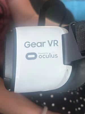 Gear VR VR-glasögon Oculus - Säljer ett par Gear VR-glasögon powered by Oculus. De är vita och svarta med justerbart band och är gjorda i plast och textil. Perfekt för att uppleva VR-spel och appar med mobilen. Snygg och modern design som passar till gaming och underhållning.