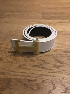 Skärp - Säljer ett jättefint fint vitt skärp som är ny och väntas på nästa köpare! Säg bara till om du undrar över något