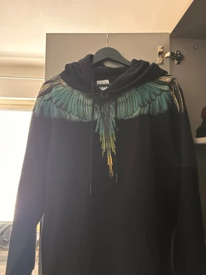 Tröja från marcelo burlon  - Fin tröja från marcelo burlon. Exotiska färger 🎨. Storlek Xl men sitter som L